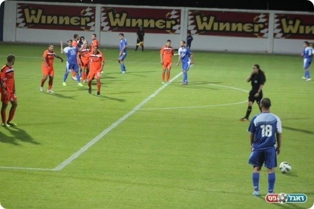 כדור מסוכן לכפר קאסם. גיא אבן מסובב לרחבה (לוטפי עיסא)